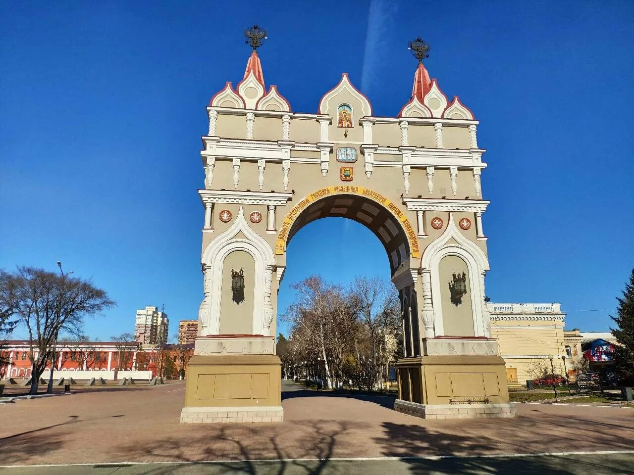 Триумфальная арка благовещенск. Места города благовещенск. Места города благовещенск. Набережная реки амур благовещенск. Город благовещенск амурская область фото.