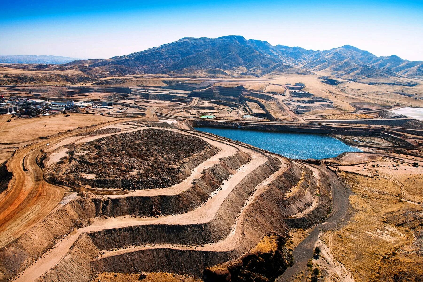 Месторождение Рио тинто. Урановые руды в Аргентине. Урановый рудник Нью Мексико. Месторождения урановых руд Намибия.