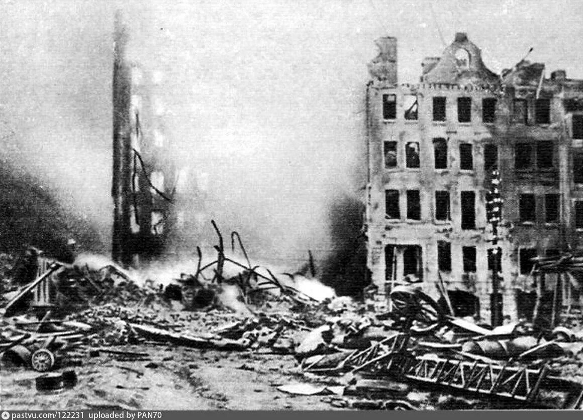 Ленинград горит. Бомбёжка домов в ленинграде 1941. бомбардировка блокадного ленинграда. блокадный ленинград бомбежка. бомбардировки ленинграда в блокаду.