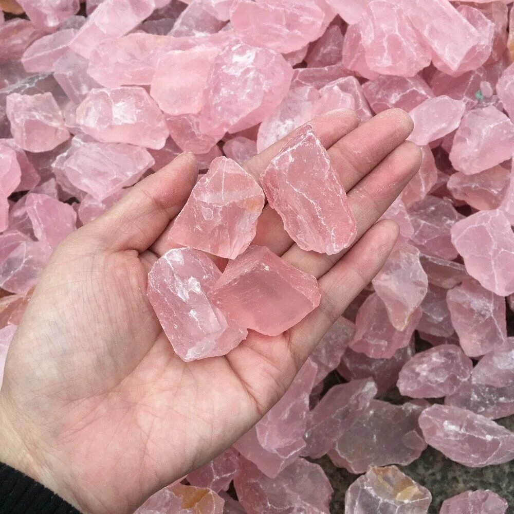 Розовый кварц минерал. Кристалл кварца необработанный. Розовый кварц камень натуральный. Розовый кварц САМОЦВЕТ.