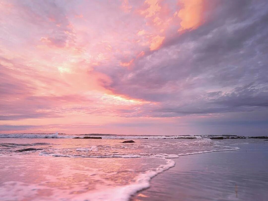 Бледно розовый рассвет. Розовый рассвет на море. Нежный закат. Розовый закат на море. Море розовое небо.