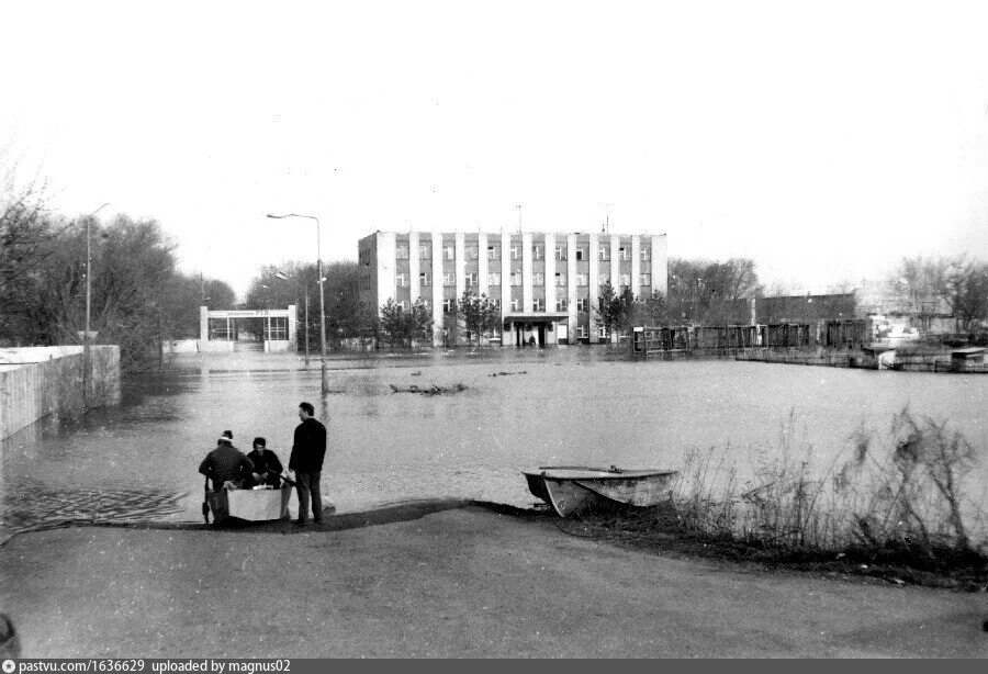 Оренбург разлив урала. Разлив Урала в Оренбурге 1957. Разлив Урала в Оренбурге. Старый Оренбург разлив Урала. Разлив Урала 1942.