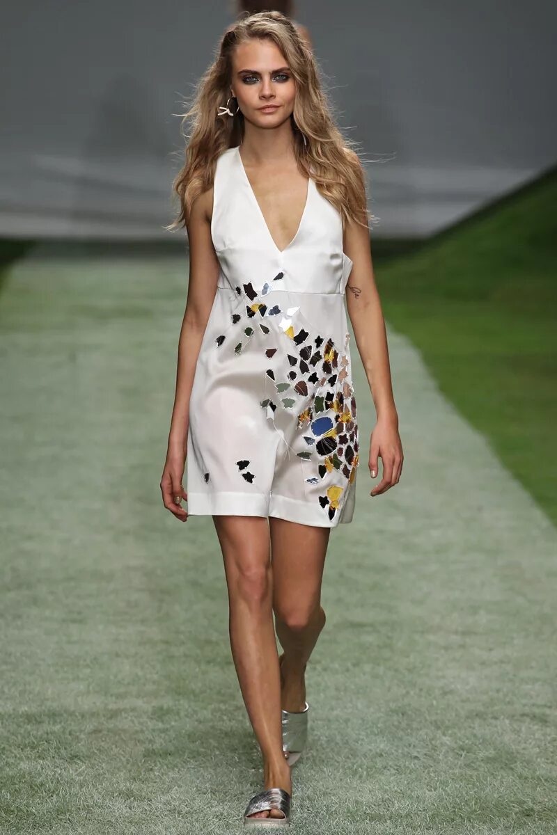 2014 девушки мода. Dior spring 2014. Платье pret a porter. Образы 2014. Дефиле в весеннем стиле.