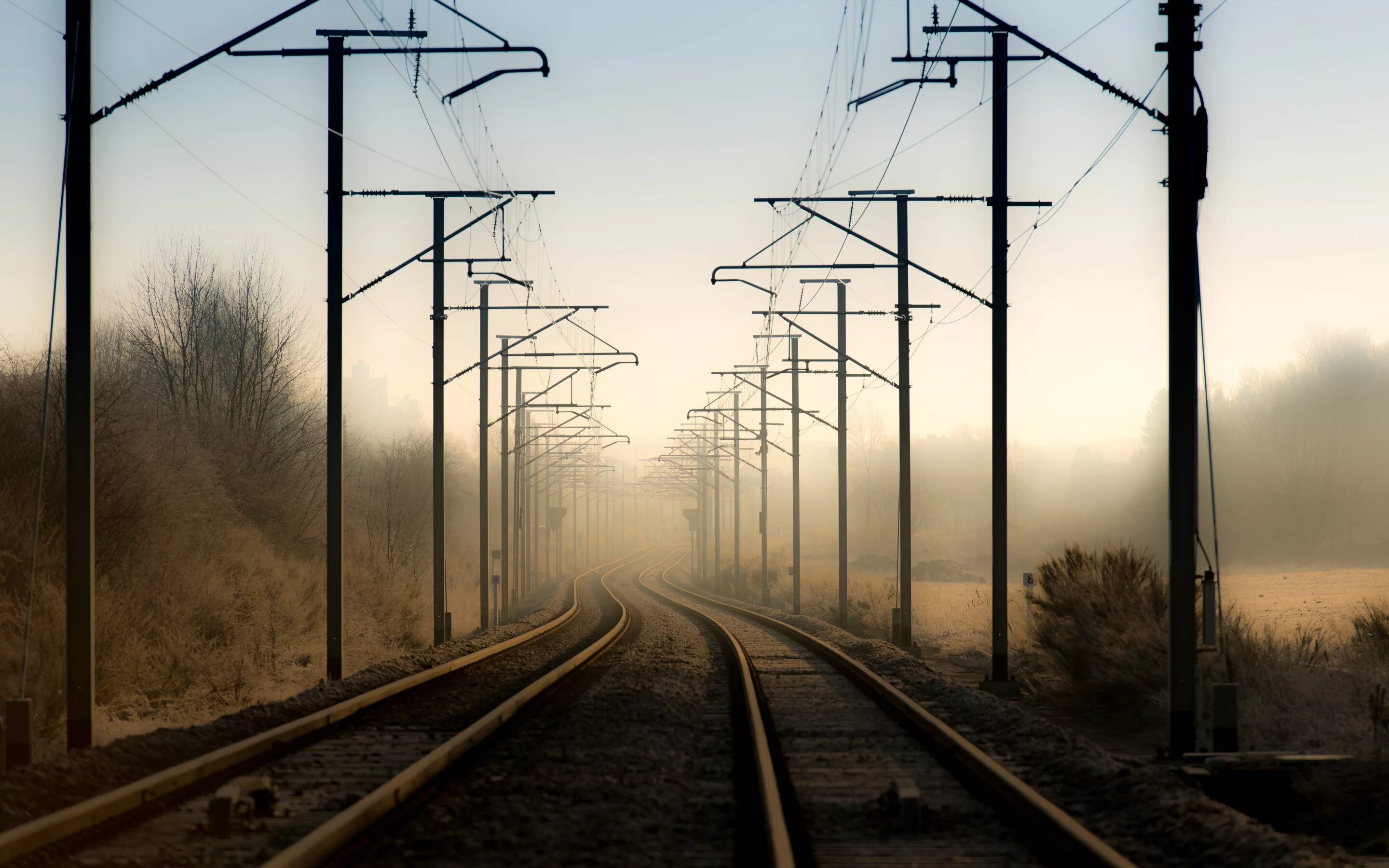 Sncf поезд франция. Лэп жд. Поезд картинка. Железнодорожное полотно. Лэп и железная дорога.
