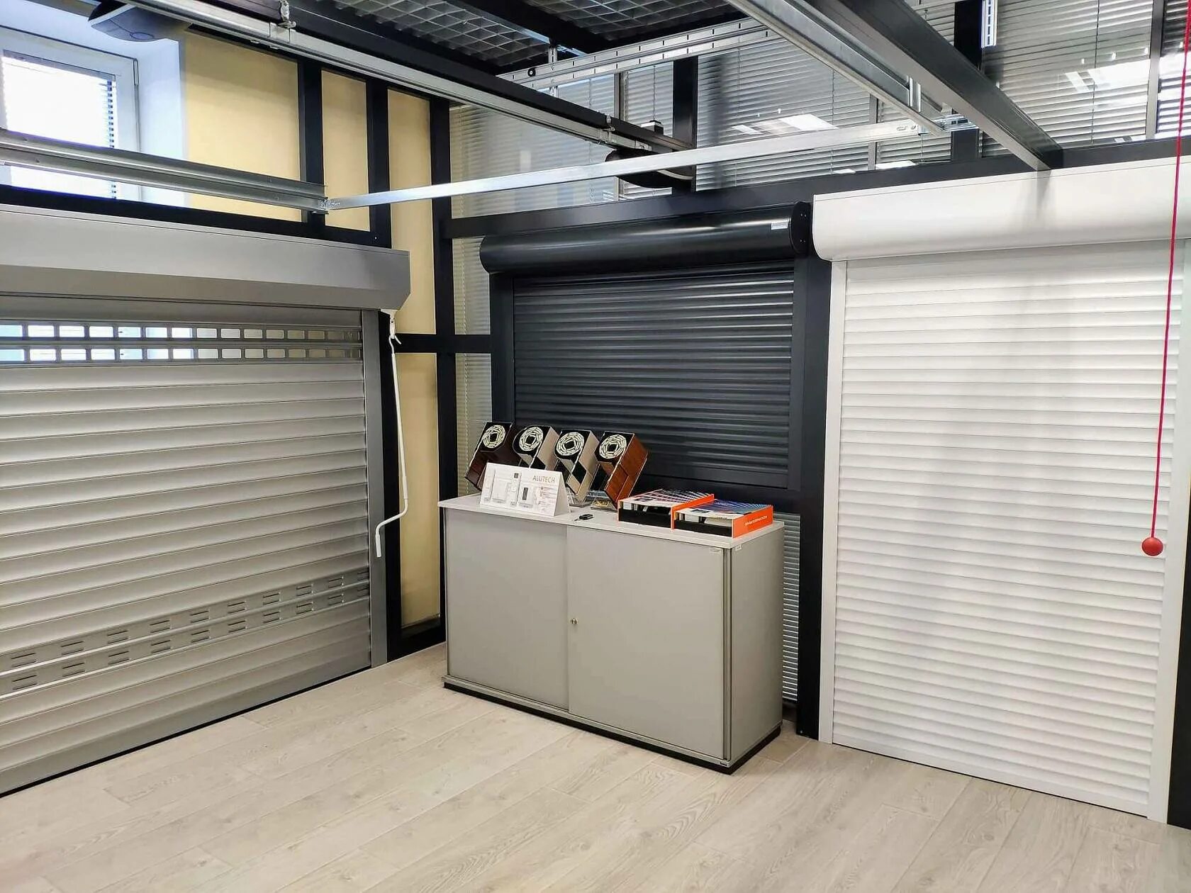 Защитные жалюзи алютех. Рольставни алютех антрацит. Ролетные системы «алютех». Алютех рольставни prestige. Рольставни на окна алютех.