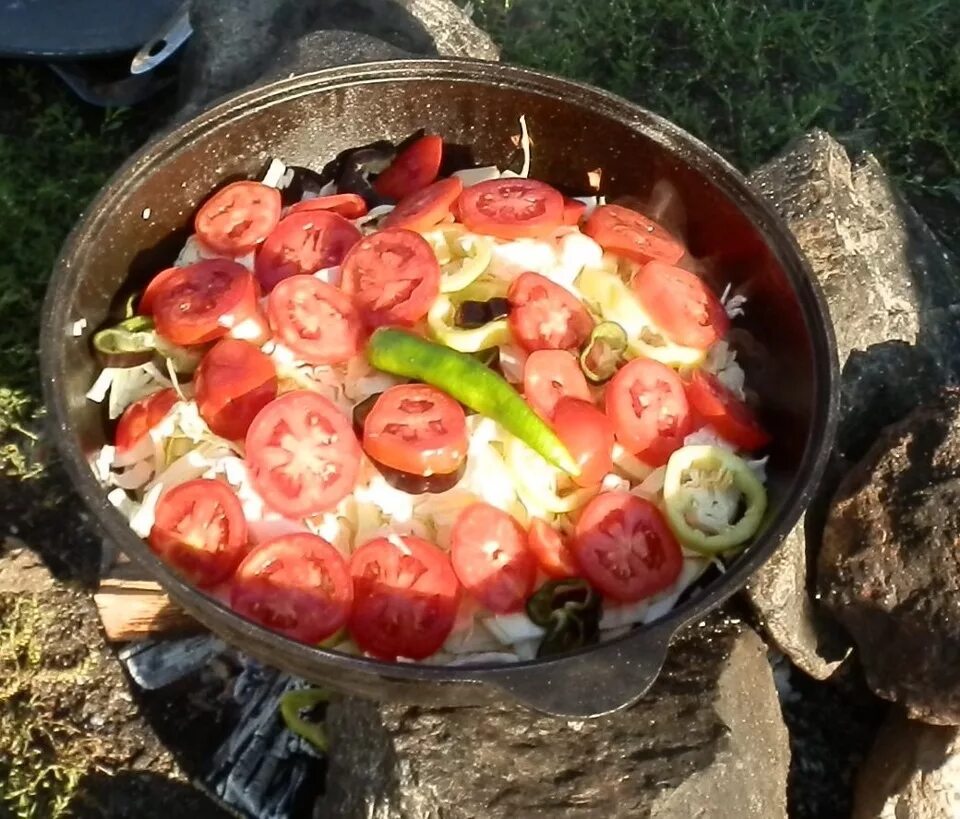 Приготовление овощей в казане. Мясо с овощами в казане. Овощи в казане на костре без мяса. Блюда из овощей в казане. Мясо с овощами в казане слоями.