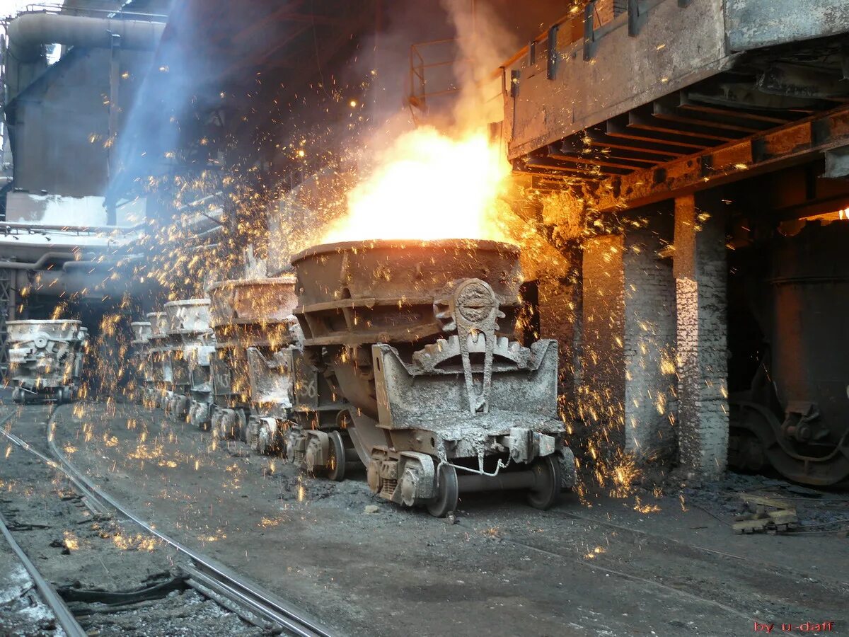 гигантская доменная печь. ильича. вагоны шлаковозы тулачермет. черная металлургия. домен субдомен.