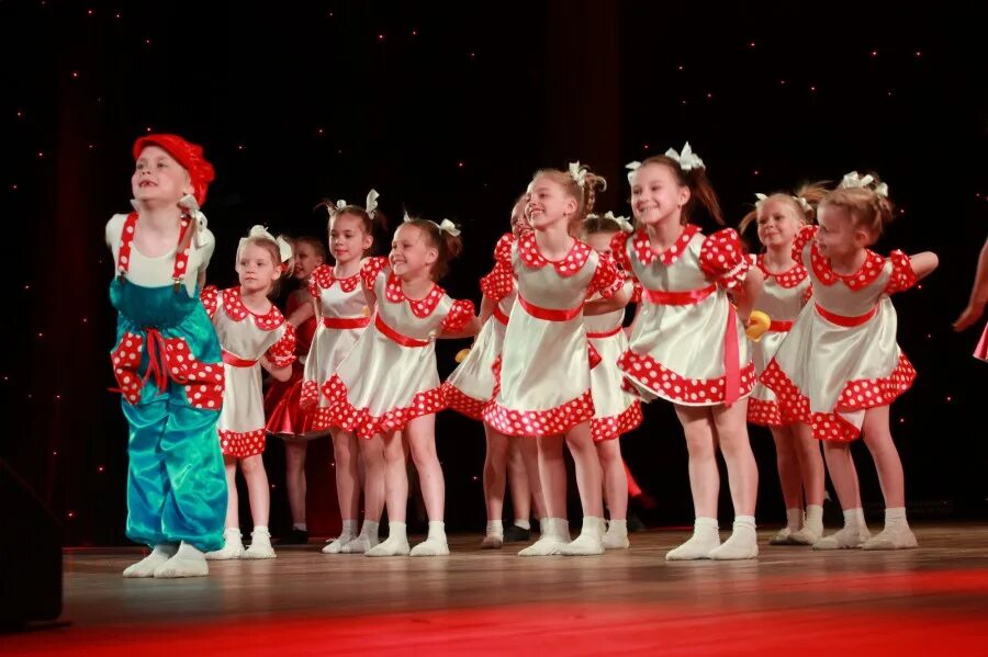 костюмы танцевальные для детей веснушки. танец веснушки в детском саду. танец осьминожки в детском саду. танец веснушки в детском. веснушки танец для детей.