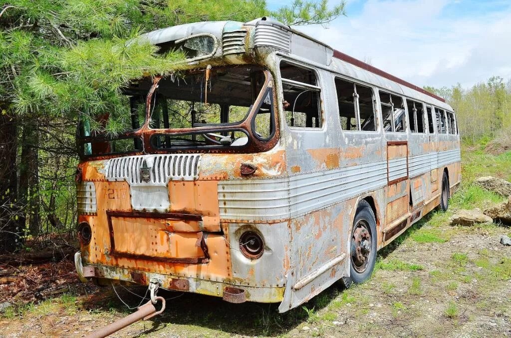 Автобусы старые дороги. Старые автобусы. Старые советские автобусы. Самый старый автобус. Старый Ржавый автобус.