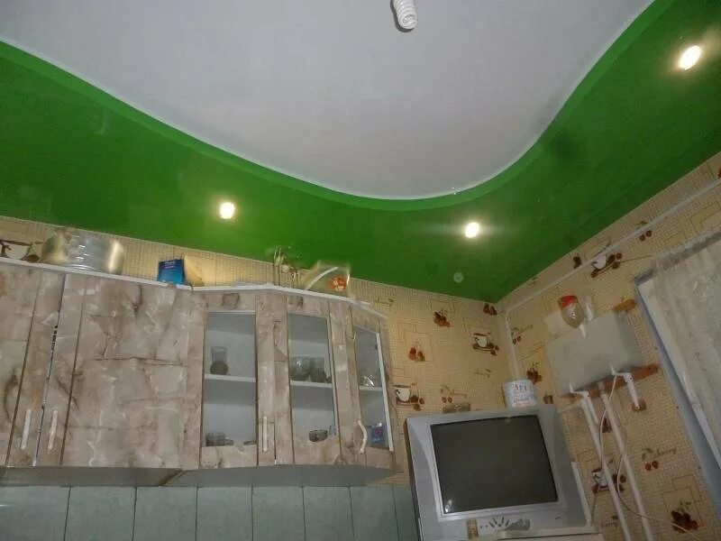 Двухуровневые натяжные на кухне. Двухуровневый потолок на кухне. двухуровневые натяжные потолки на кухне. натяжной потолок двухуровневый зеленый. зеленый потолок на кухне.