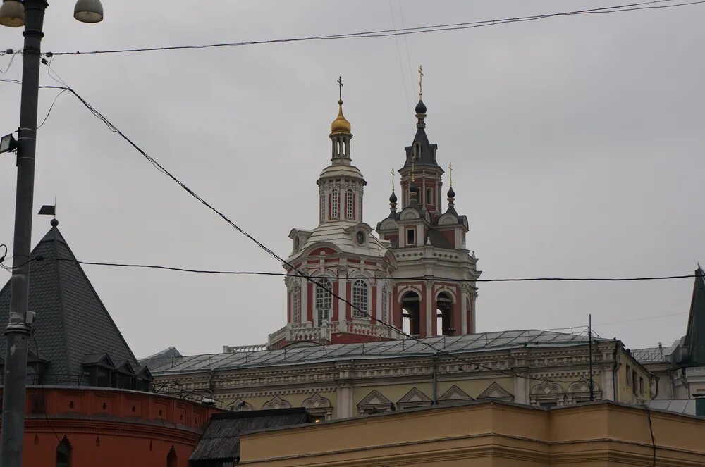 Заиконоспасский мужской монастырь Москва. Заиконоспасский монастырь в Москве на Никольской. Колокольня Заиконоспасского монастыря.