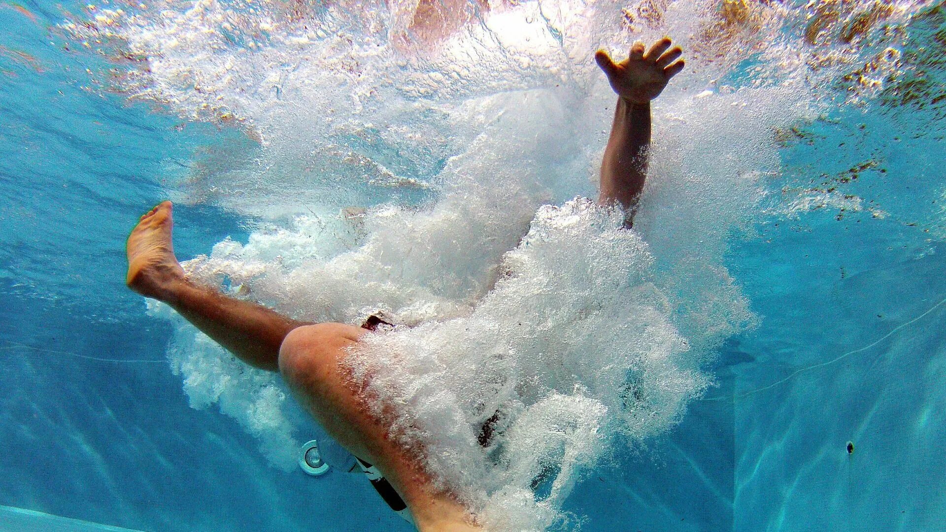 Ноги в бассейне. Девочки в бассейне. Человек тонет в бассейне. Судороги в бассейне. Свело ногу судорогой в воде