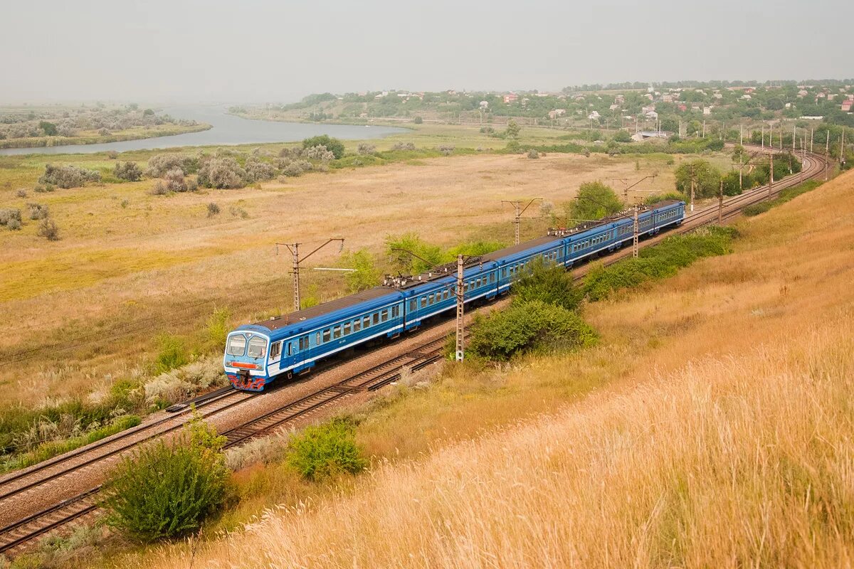 Электропоезд ласточка эс1 022. Мокрый чалтырь ростов электричка. Эр9пк-254 в махачкале. Мокрый чалтырь ростов электричка. Мокры станция.