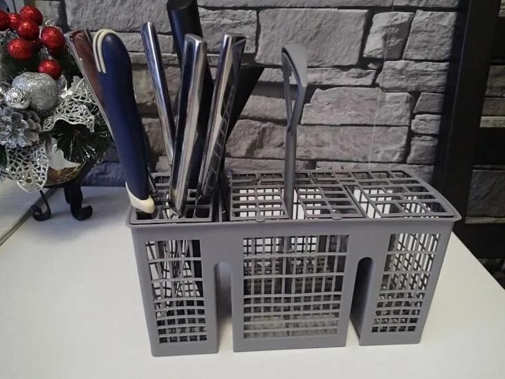Решетка для ложек в посудомойку. Лоток для ложек в посудомоечную машину. Вилки ложки в посудомоечной машине. Нож в посудомойке. Вилки в посудомоечной машине.
