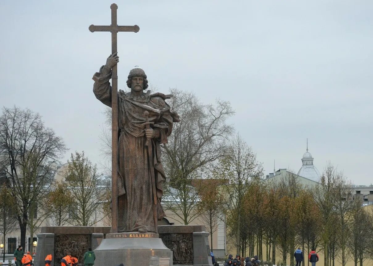 Памятник святому равноапостольному князю владимиру великому киев. Памятник владимиру святославичу. Памятники князей. Памятники князей. Памятник князю владимиру в москве.
