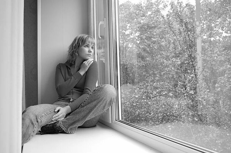 одиночество девушка. одиночество ждать. грустная женщина. человек на подоконнике. одиночество картинки.