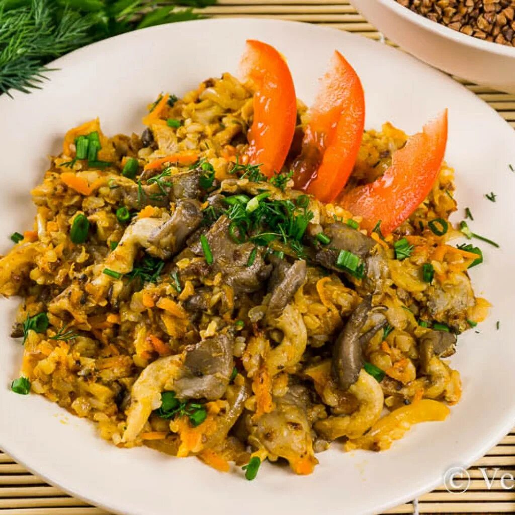 Салат с гречкой. Гречка с морковкой и грибами. Гречка с шампиньонами и луком и морковью. Гречка с помидорами и луком. Гречка с грибами и морковью.