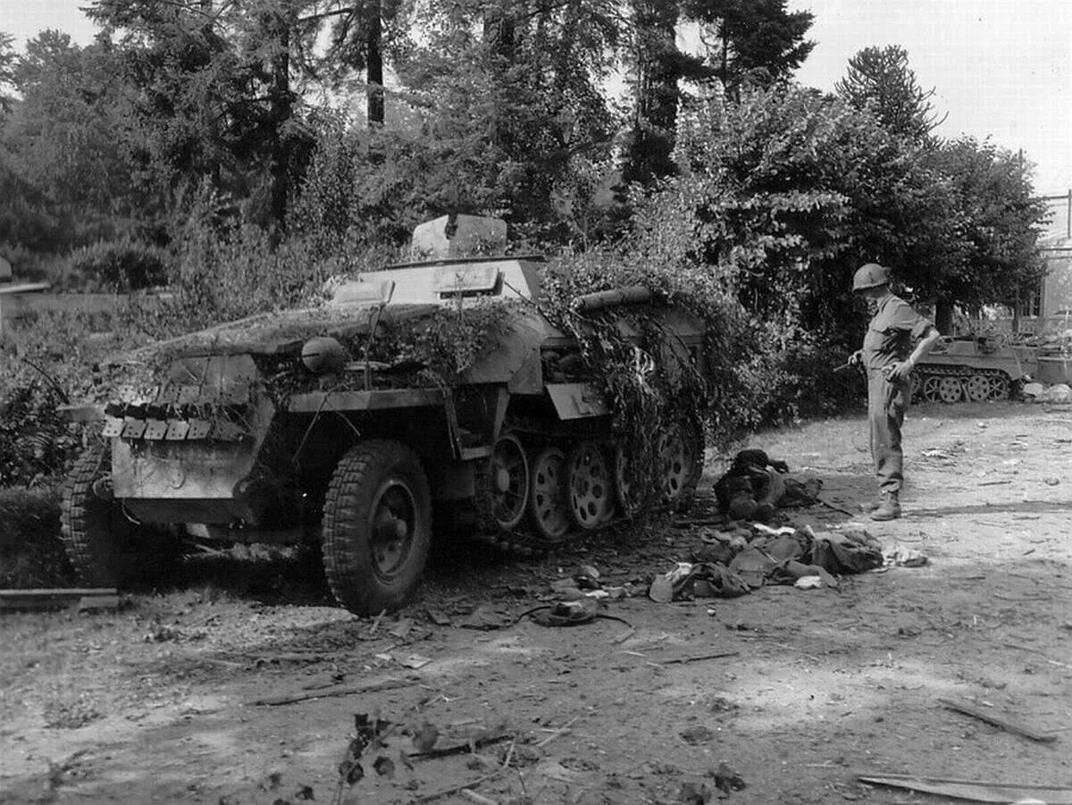 Подбитая колонна техники. Бронетранспортеры ВОВ 1941-1945. Бронетранспортеры вермахта 2 мировой. Бронетехника вермахта 1941 года.