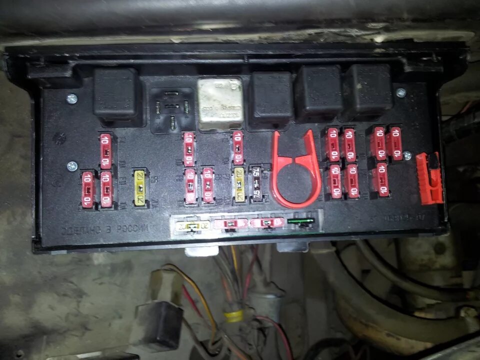 Сгорает предохранитель печки. Монтажный блок ВАЗ 2107. Реле печки 2107. Реле вентилятора 2107.