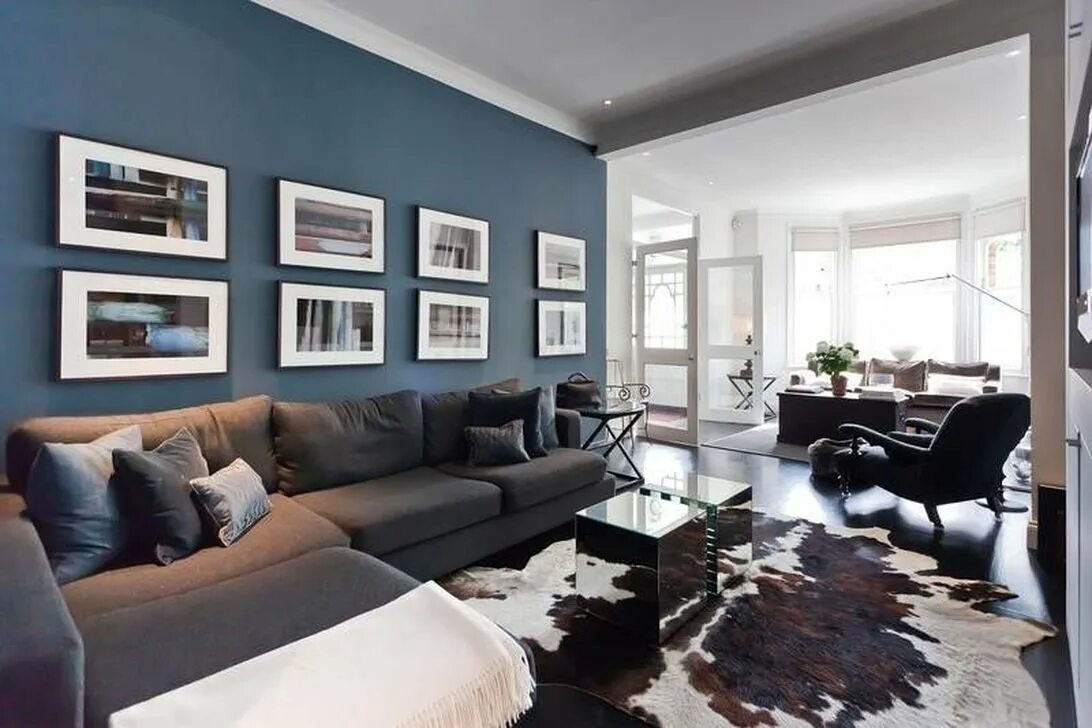 Темный пол голубые стены. Серо коричневый интерьер. Гостиная в сером цвете. Серо синяя гостиная. Темные стены в интерьере.