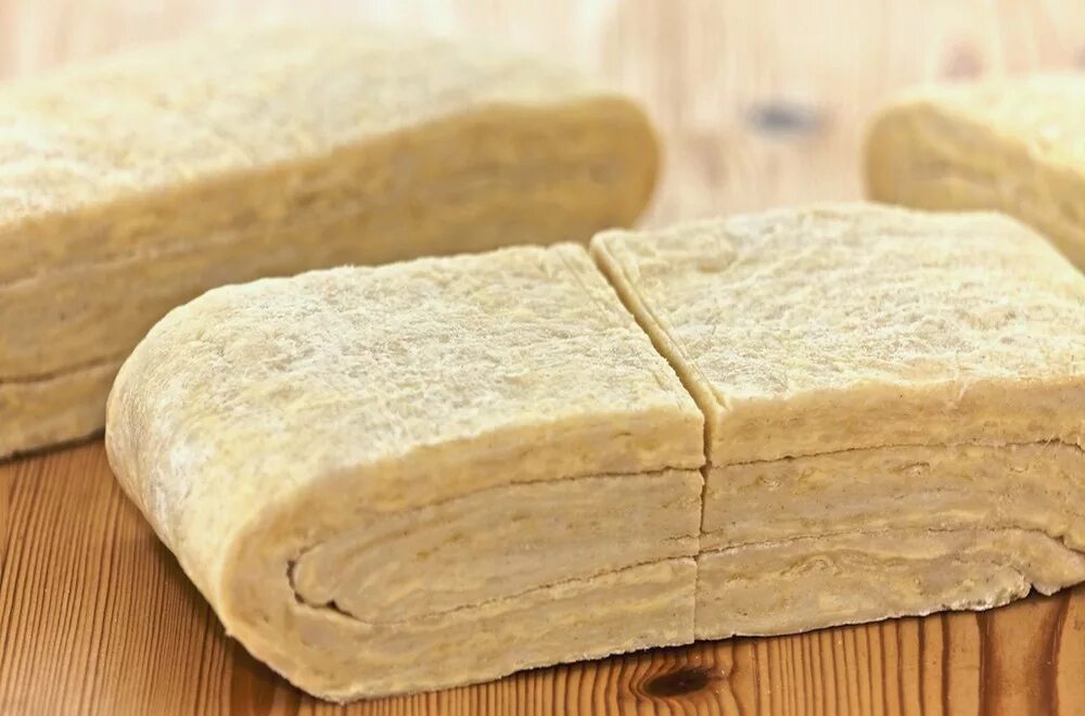 Слоеное тесто фото. Слоеное тесто на кефире быстрого приготовления. Слойки из слоеного бездрожжевого теста. Тонкое слоеное тесто фило. Правильная раскатка слоеного теста.