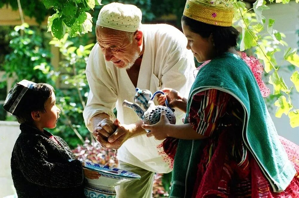 Традиции старшего поколения. Уважение старших. Узбекские традиции. Традиционная узбекская семья. Уважение и почитание старших.