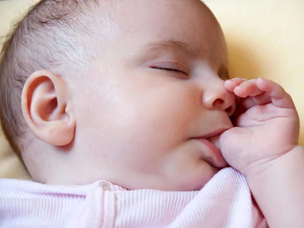 Сосание пальца у детей. Сосание новорожденного ребенка. Второй подбородок у новорожденного. Отсасывать палец