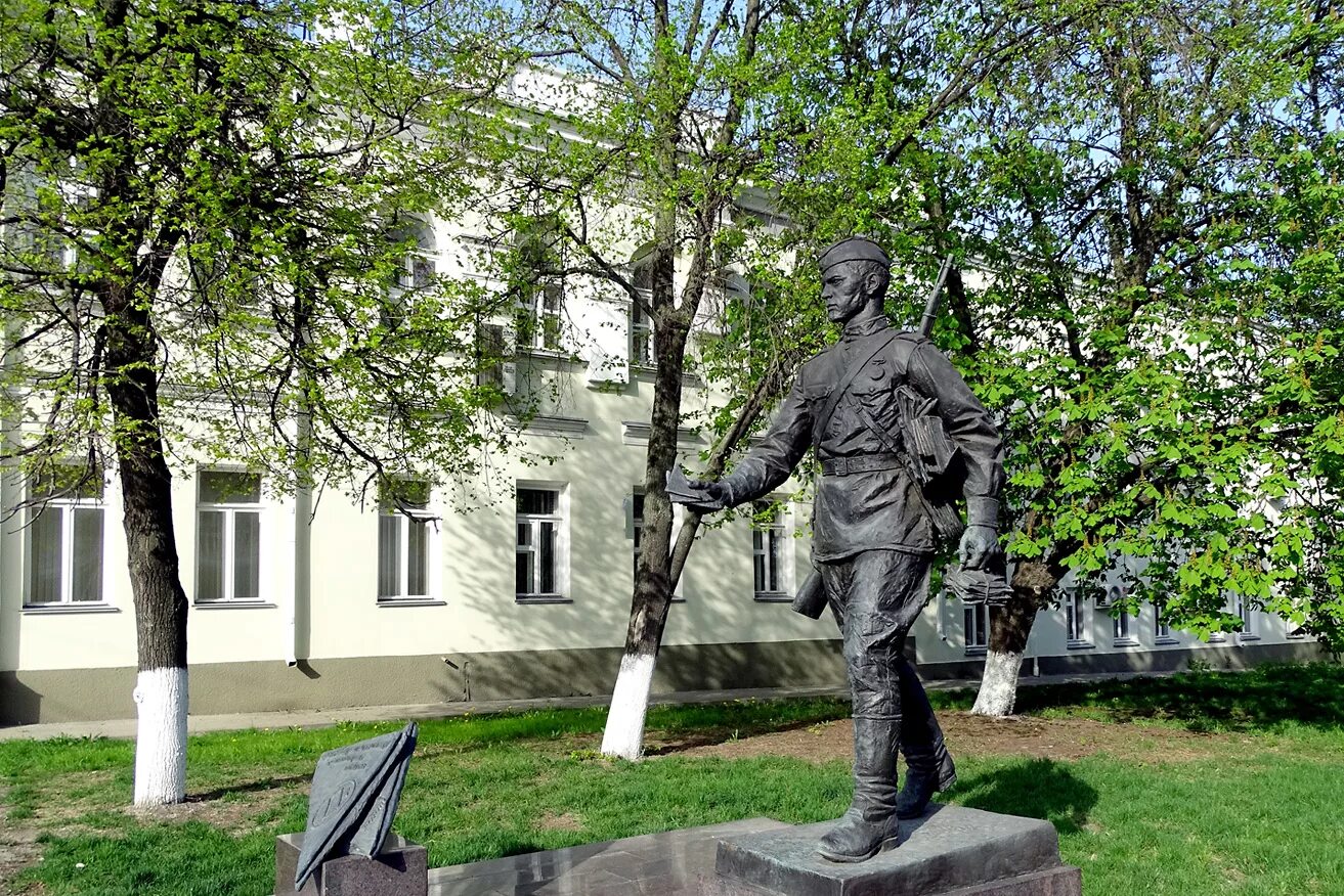 Памятник фронтовому почтальону в Воронеже. Памятник военному почтальону в Воронеже. Памятник фронтовому почтальону, скульптор а. Игнатов, 2015 год, Воронеж.. Военные памятники Воронежа.