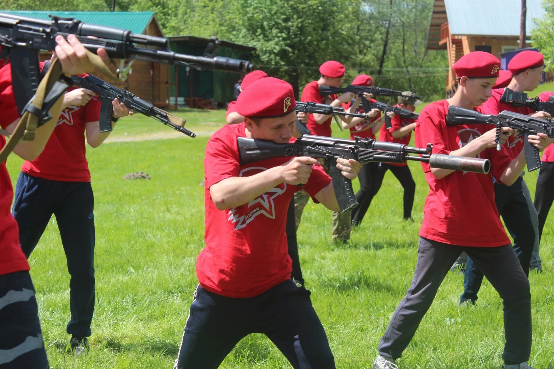 Охотничье оружие для подростков. Подросток с ружьем в городце. Ружье целится. Прицеливается из ружья. Школьник с оружием.