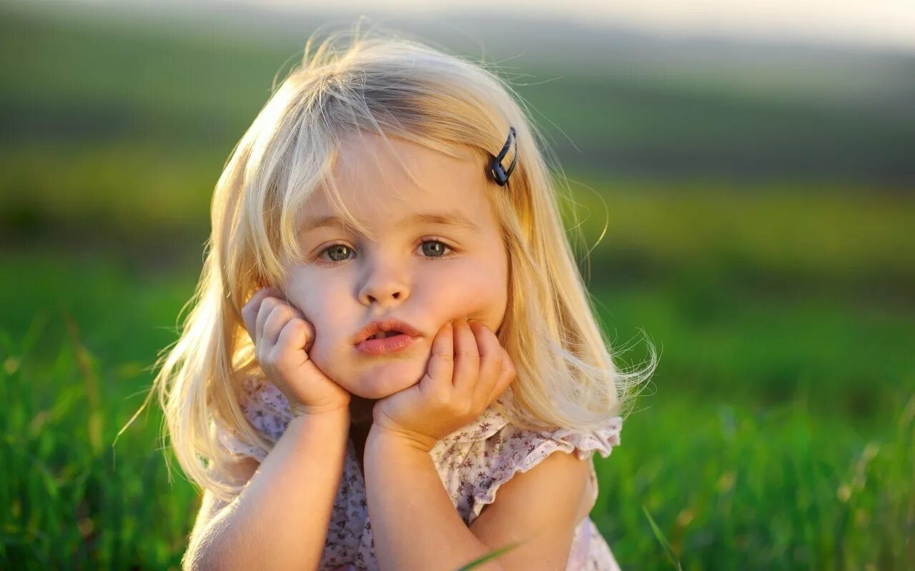 Девочка с бабочкой на носу. Женские глаза. Счастливый ребенок. Дети смеются. Улыбка девушки.