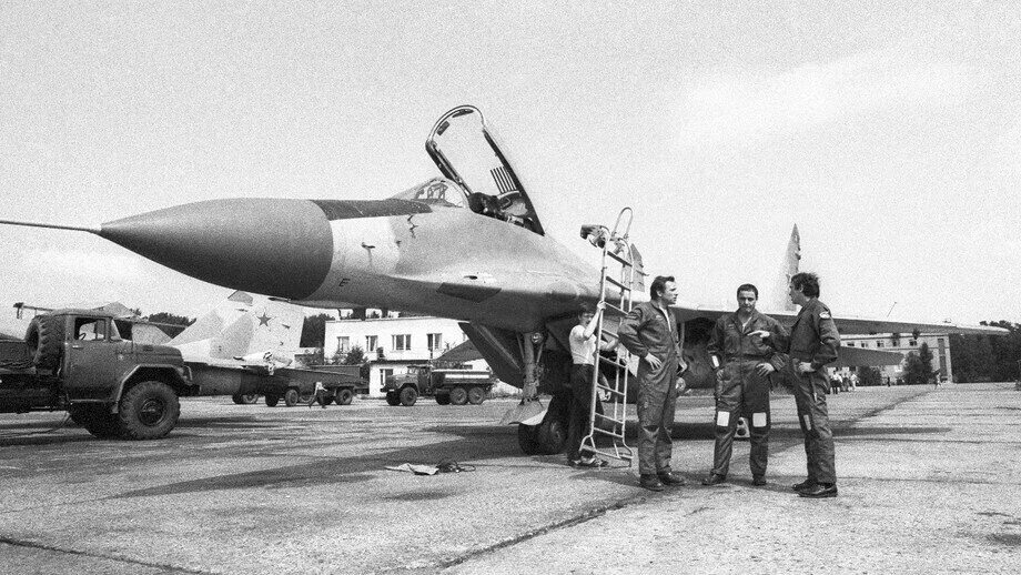 Mig 29. Миг-29 первый прототип. Первый миг 29. Mig-29 fulcrum. Миг-29 9-12.