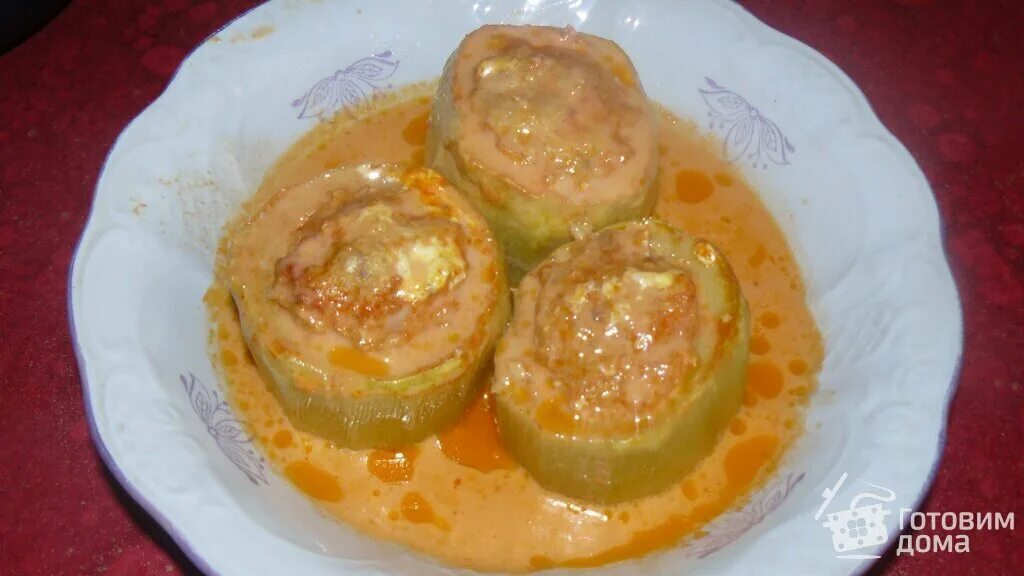 Кабачок с куриным фаршем в сковороде. Кабачки тушеные с фаршем. Фаршированный кабачок в кастрюле. Фаршированные баклажаны и кабачки. Кабачки с фаршем тушеные в кастрюле рецепт.
