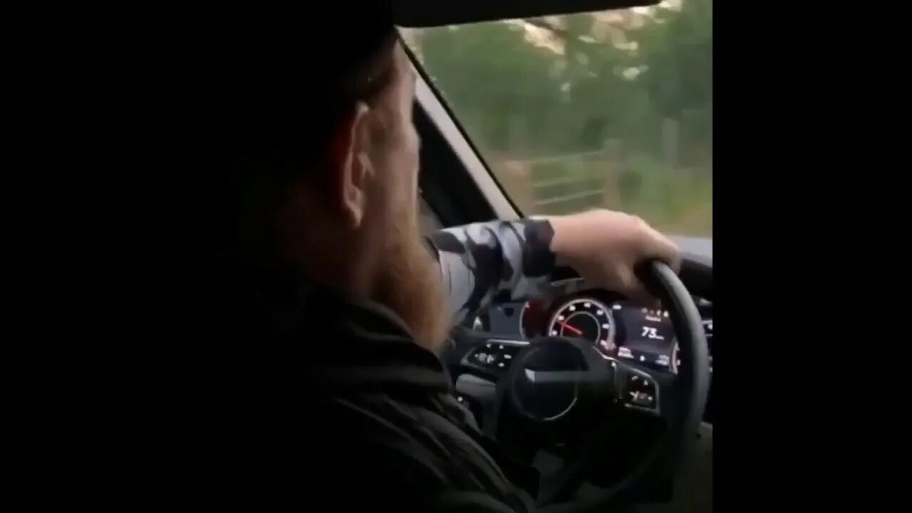 Видео про мужика с рулем. Водитель с бутылкой. Видео про мужика с рулем. Парень за рулем. Голодная видео за рулём.
