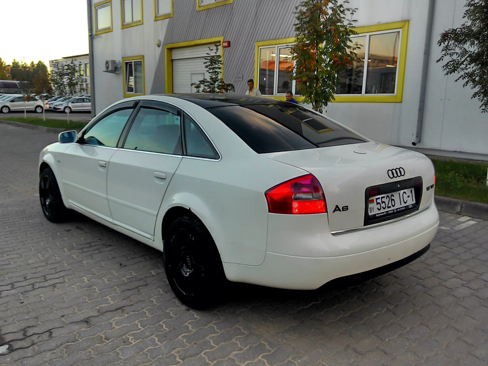 Купить ауди а6 в беларуси. Ауди а6 с5 белая. Audi a6 c5 White. Audi a4 b6 белая. Ауди а6 с5 белая с черной крышей.