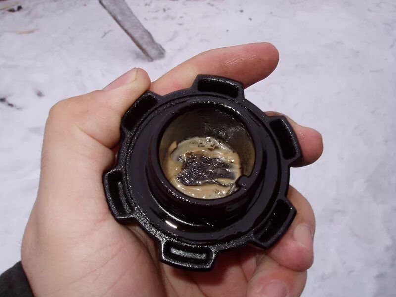 Код программиста прикол. Под крышкой. Белый налёт на крышке маслозаливной горловины на шевроле круз 1. Белый налёт на крышке маслозаливной ваз 2112. Эмульсия на масляной крышки bmw x1 e84.