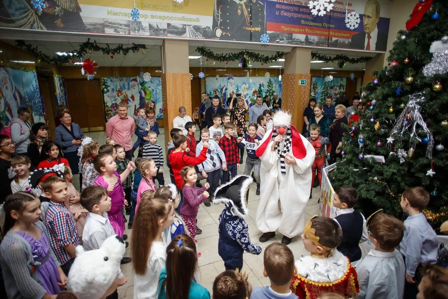 Сцена театра балтийского флота. Новогодние представления одора. Елка в доме офицеров псков. Кронштадт театр. Новый год дом офицеров псков.