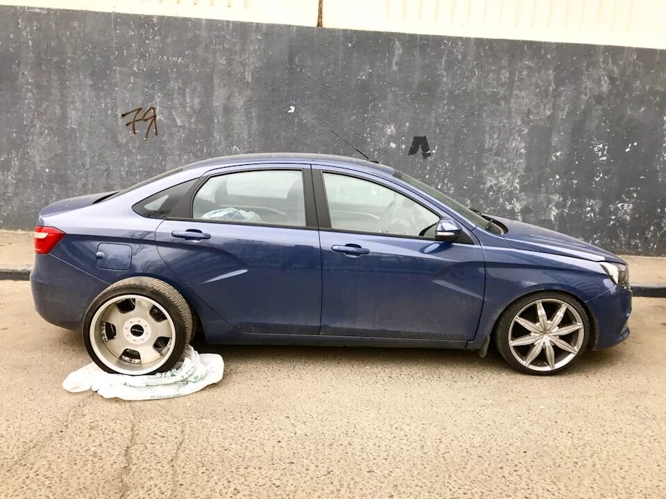 Лада веста белая на р17. Какие диски ставят на весту. Литые диски лада веста св. Какие диски ставят на весту. Лада веста r20.