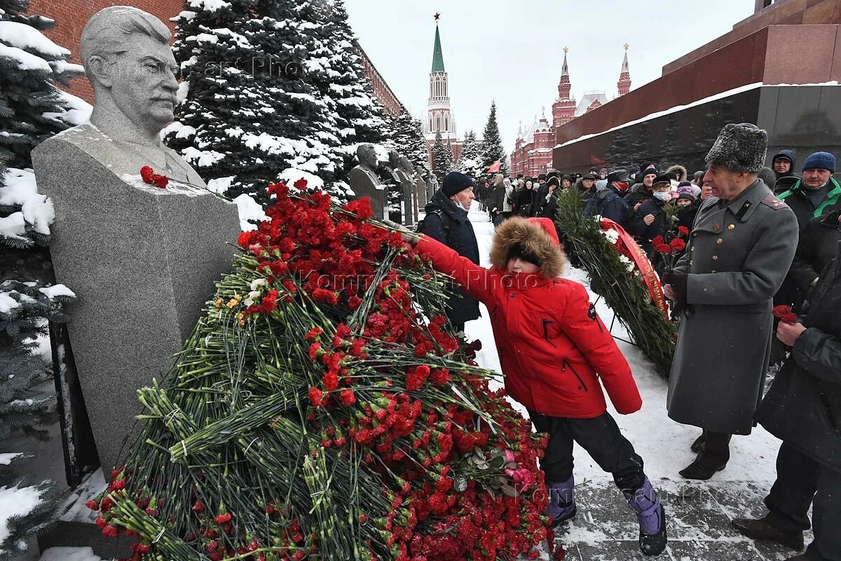 21 апреля день рождения сталина. Возложение цветов к могиле Сталина. Могилы руководителей СССР. Возложение цветов к могиле Курчатова Кремль. Возложение цветов к могиле Андропова.