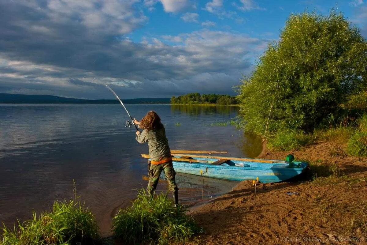 Летние озера рыбалка. Красивая природа рыбалка. Озеро с удочкой. Красивые места для рыбалки. Природа река рыбалка.