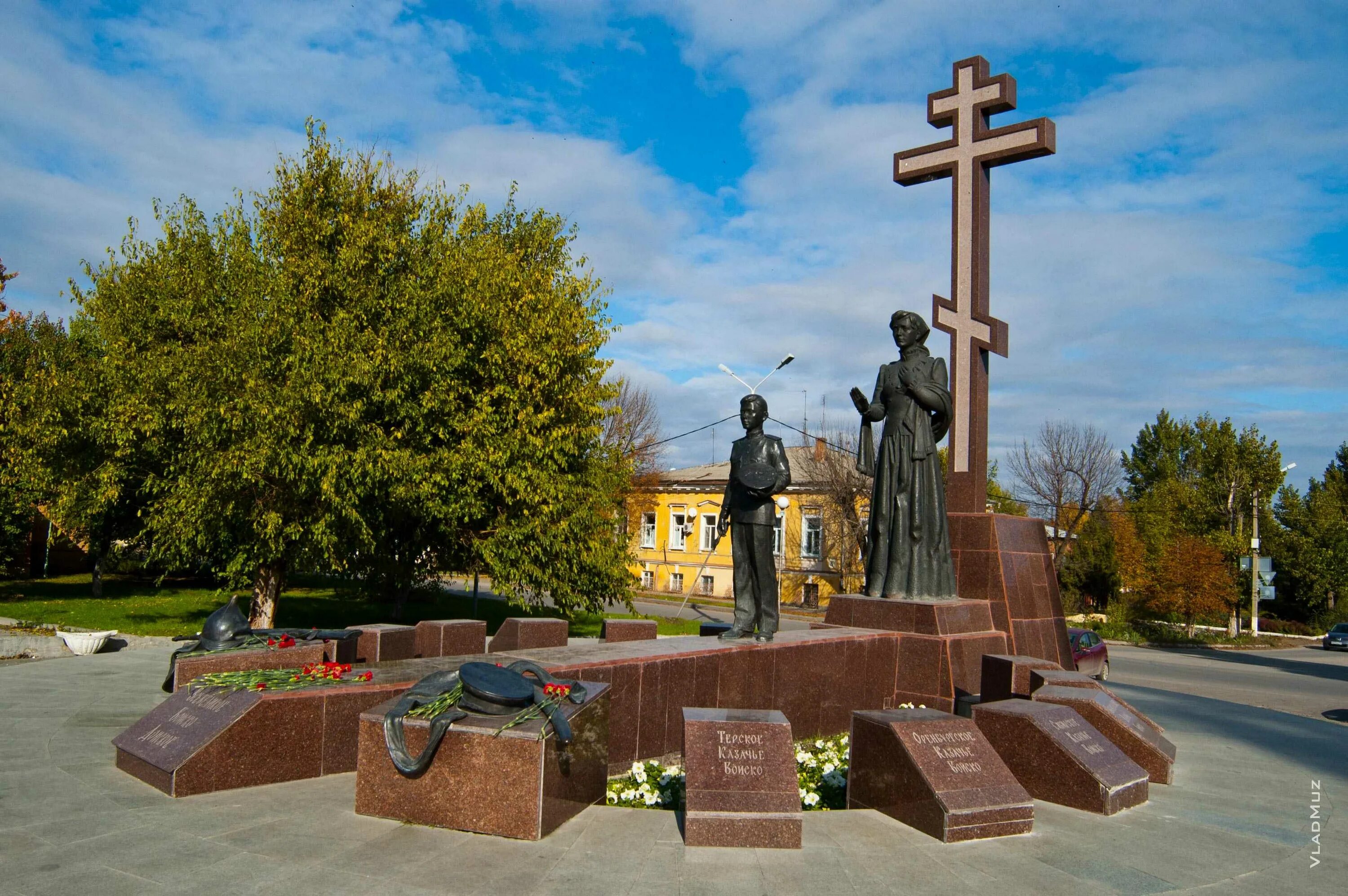 Память ростовской области. Памятник в г.Новочеркасске. Памятники города Новочеркасска. Новочеркасск памятник казаку. Новочеркасск достопримечательности города.