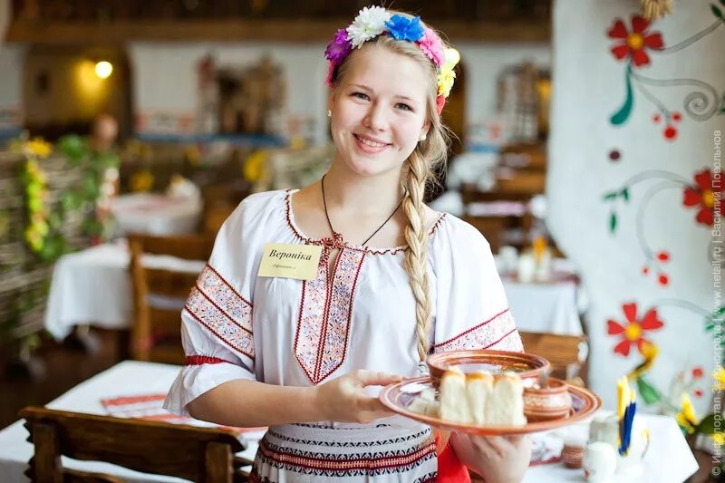 Песни кафе русские. Корчма Диканька Зеленоград. Официанты в ресторане русской кухни. Ресторан русской кухни. Украинская кухня.