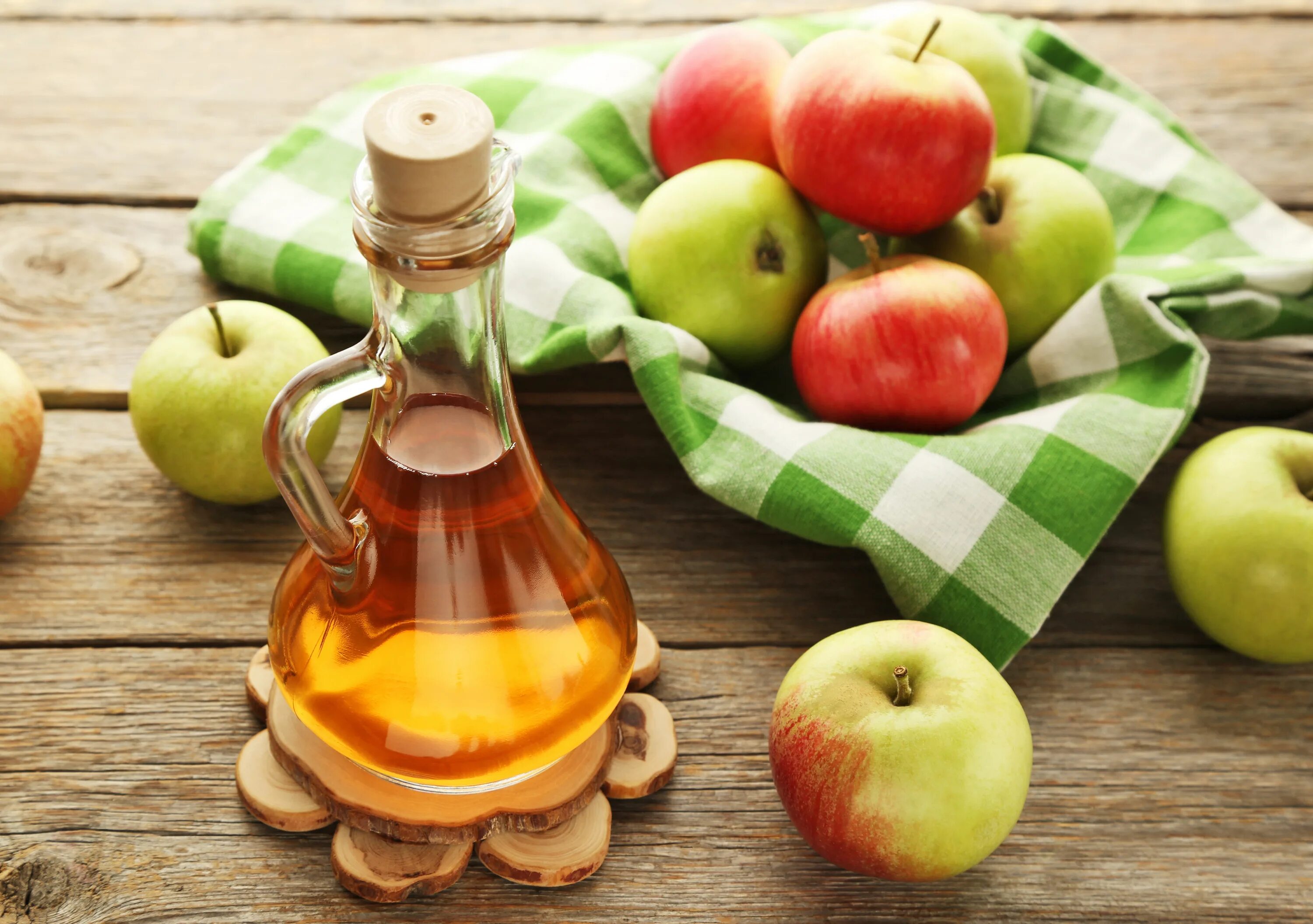Яблочный уксус натощак польза и вред. Яблочный уксус apple vinegar. яблочный уксус в стеклянной бутылке. яблочный сок. яблочный уксус картинки.