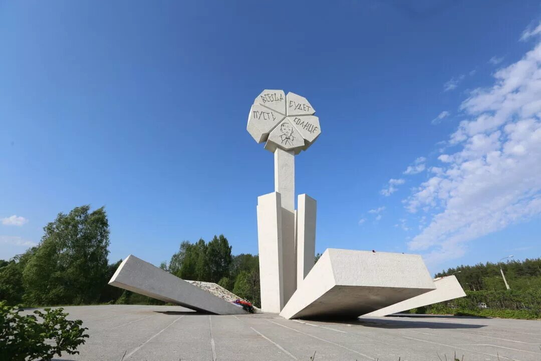 Мемориал вечный огонь в самаре. Казанский оборонительный рубеж в чувашии. Могила неизвестного солдата у кремлевской стены в москве. Мемориал подо ржевом. Краснознаменск мемориал "парк победы".