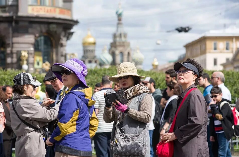 Экскурсии санкт петербург в июне. Туристы в петербурге. иностранные туристы. иностранные туристы в санкт-петербурге. китайские туристы.