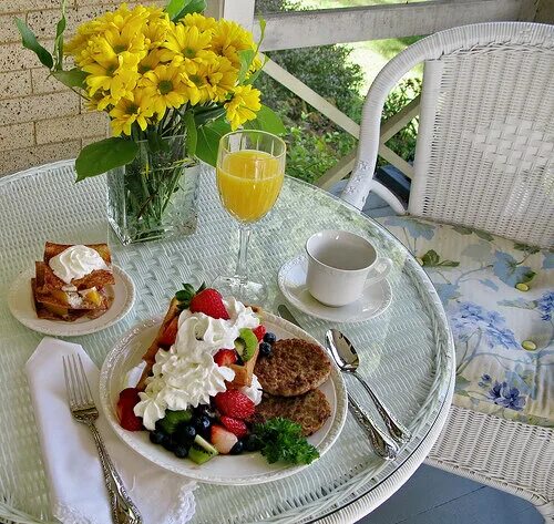 Утроем. Завтрак с цветами. Весенний завтрак. Красивый завтрак с цветами. Завтрак в саду.