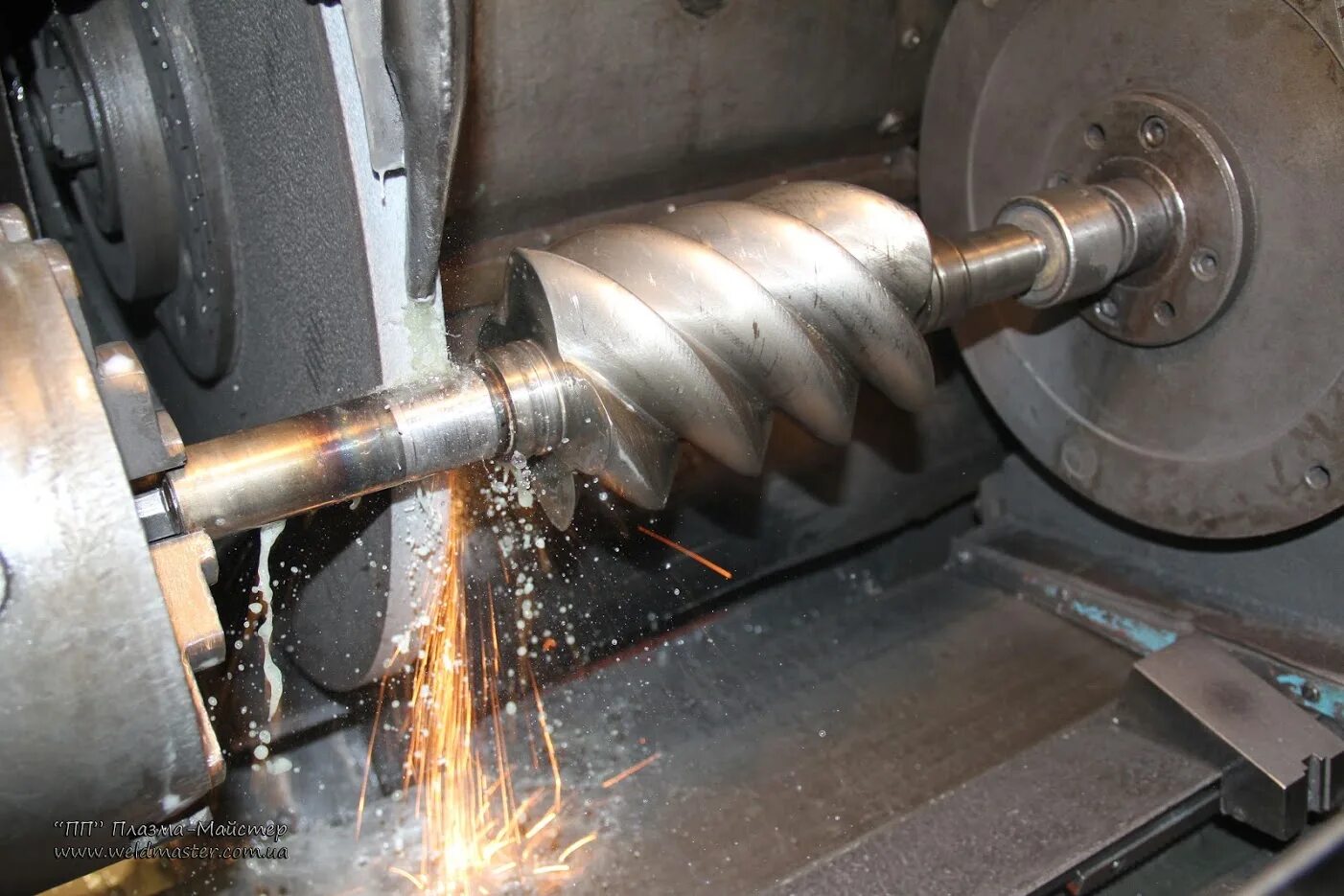 фрезерный станок металлообработка 2021. точение металла. механообработка металла. точение металла на токарном станке. механическая обработка не полностью.