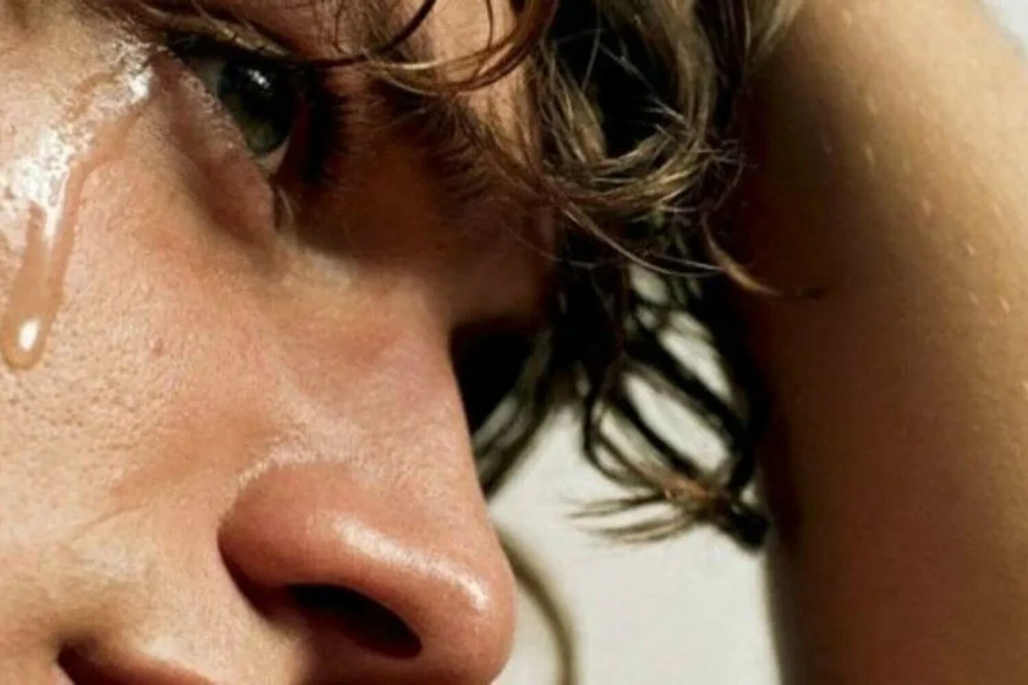 К чему снятся слезы. Грустные картинки. Слезы фото. Почему человек плачет во сне. Во сне текут слезы.