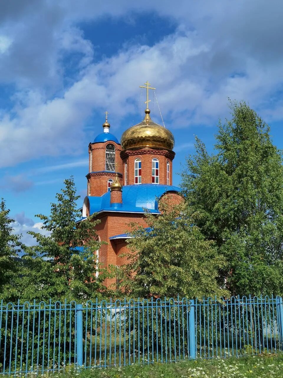 Церковь учалы. Пантелеимоновская церковь ирбита. пантелеимоновский храм воскресенск цемгигант. пантелеимоновский храм новосибирск. пантелеимоновская церковь в староминской.