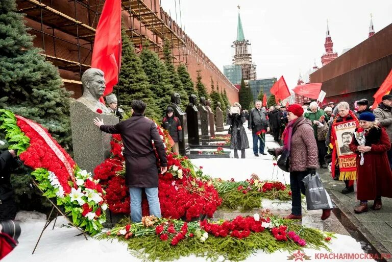 День памяти сталина открытки. Могила Сталина в цветах. Памяти Сталина. День рождения и смерти Сталина.