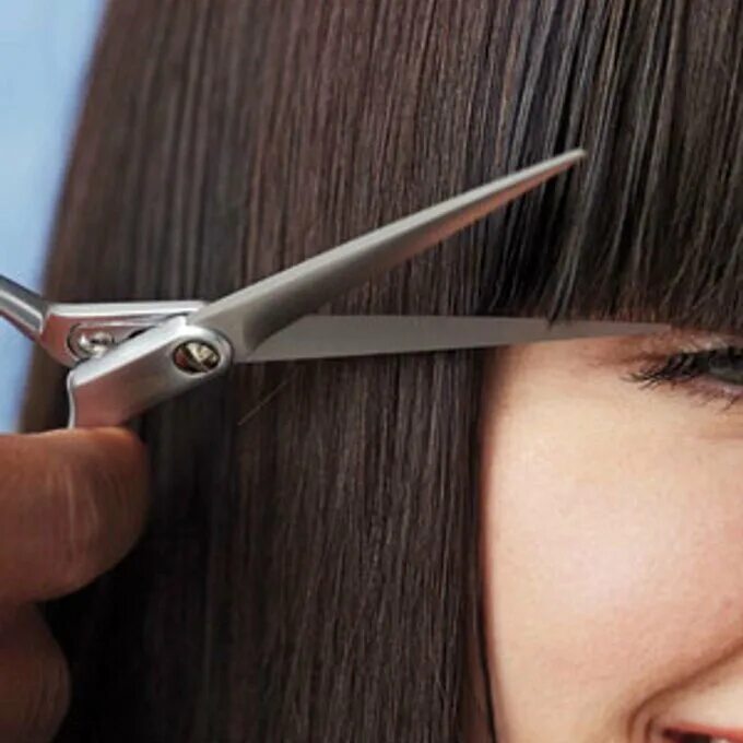 как подстричь челку ножницами. отрезать челку. как подстричь челку ножницами. стрижка челки процесс. подстричь челку самой себе.